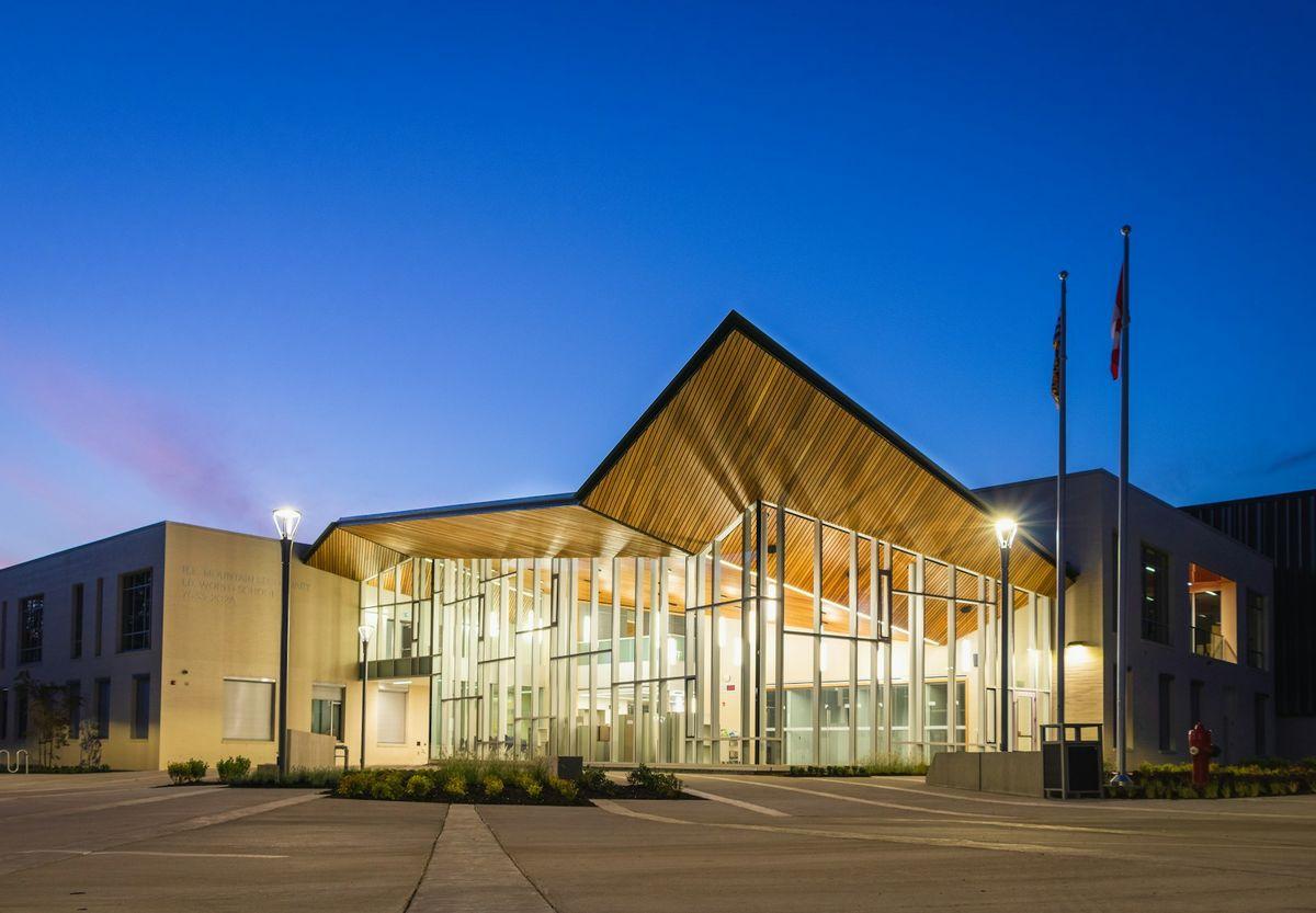 Bâtiment moderne d'un établissement scolaire